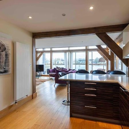 Vila Otters Holt Somerford Keynes Exteriér fotografie