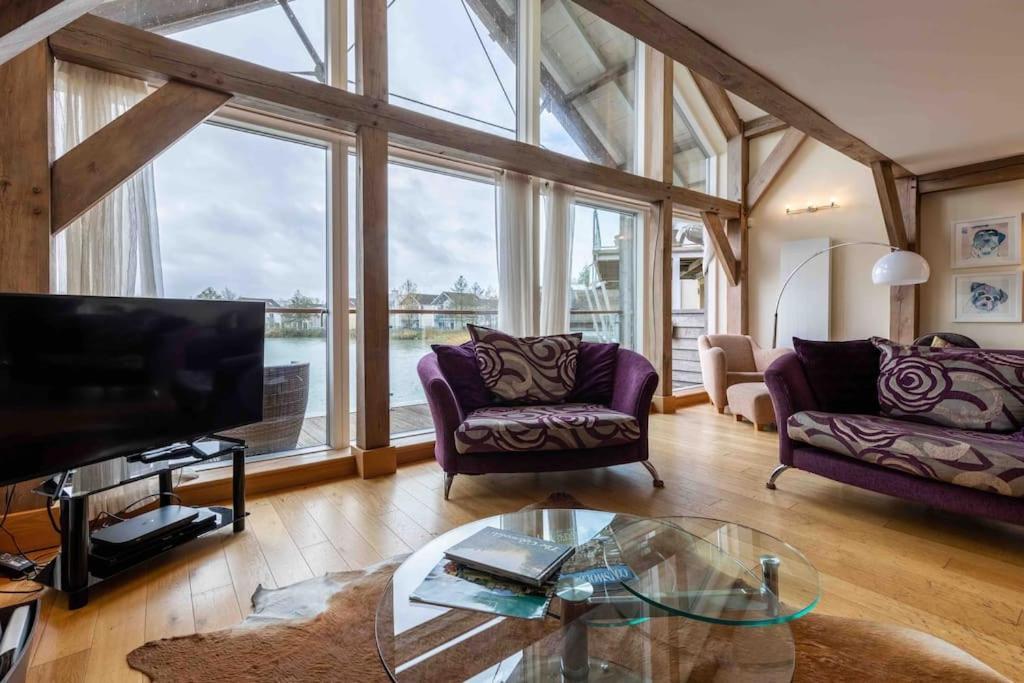 Vila Otters Holt Somerford Keynes Exteriér fotografie