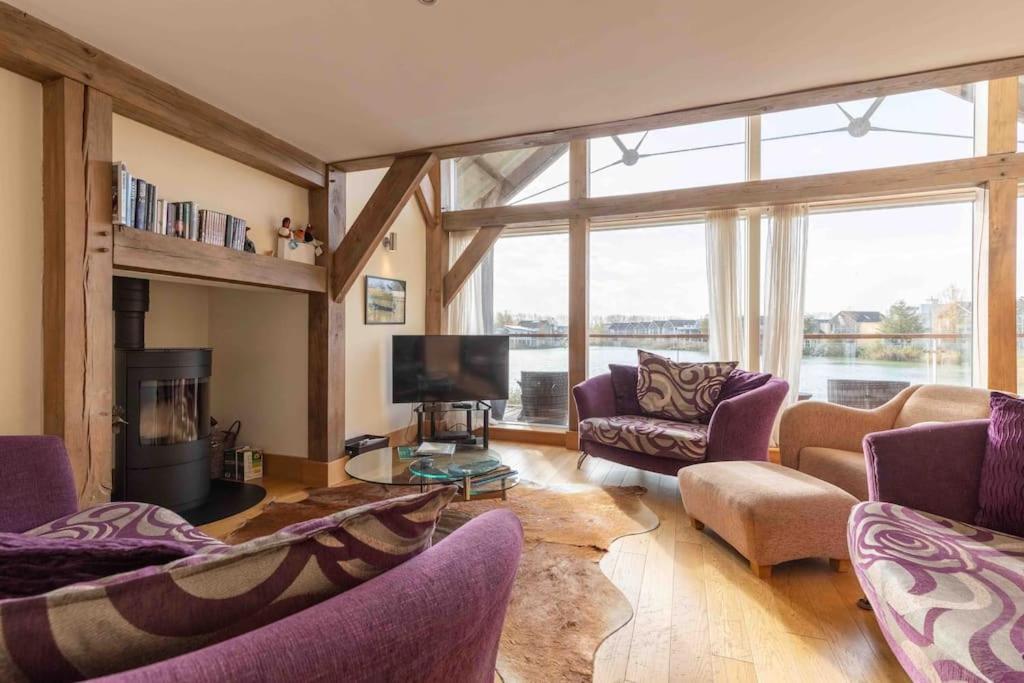 Vila Otters Holt Somerford Keynes Exteriér fotografie